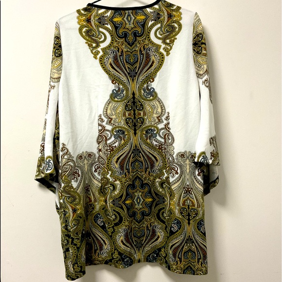 Beautifully Patterned Long Sleeve Melissa Paige Bell Sleeve Top! - Picture 7 of 12